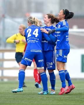 s Kristy Yallop(v), Johanna Andersson(m) och Michelle Pao jublar efter 1-0 målet under fotbollsmatchen i Damallsvenskan mellan Piteå och Vittsjö den 12 april 2015 i Piteå.