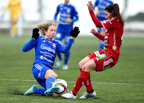 s Johanna Andersson i kamp med Piteå:s Josefin Johansson under fotbollsmatchen i Damallsvenskan mellan Piteå och Vittsjö den 12 april 2015 i Piteå.