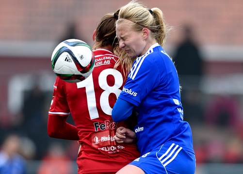 s Nina Jakobsson och Vittsjö:s Alexandra Benediktsson nickar ihop under fotbollsmatchen i Damallsvenskan mellan Piteå och Vittsjö den 12 april 2015 i Piteå.