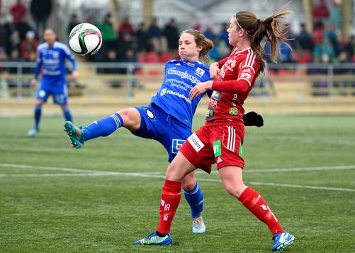 s Johanna Andersson och Piteå:s Pauline Hammarlund under fotbollsmatchen i Damallsvenskan mellan Piteå och Vittsjö den 12 april 2015 i Piteå.