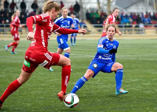 s Johanna Andersson jagar Piteå:s Nina Jakobsson under fotbollsmatchen i Damallsvenskan mellan Piteå och Vittsjö den 12 april 2015 i Piteå.