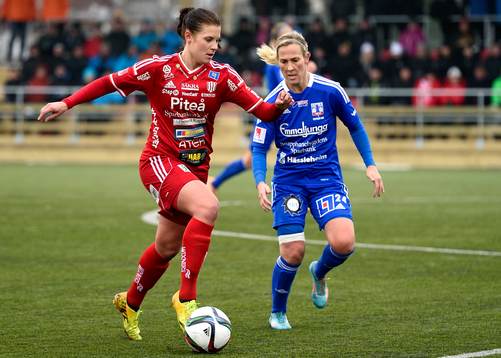 s Hanna Pettersson och Vittsjö:s Kristy Yallop under fotbollsmatchen i Damallsvenskan mellan Piteå och Vittsjö den 12 april 2015 i Piteå.