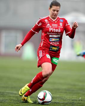 s Hanna Pettersson med bollen under fotbollsmatchen i Damallsvenskan mellan Piteå och Vittsjö den 12 april 2015 i Piteå.