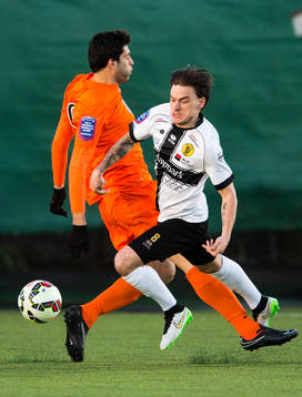 Athletics Luca Gerbino Polo i kamp om bollen med Frej