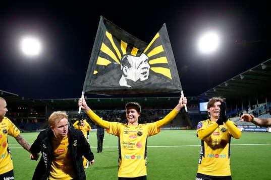 Elfsborgs Adam Lundqvist med Arber Zeneli till höger jublar