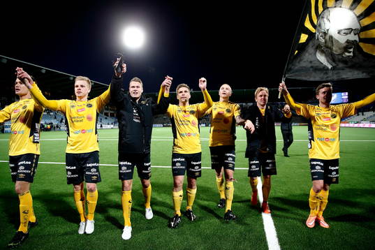 Elfsborgs spelare jublar med flagga på Klas Ingesson