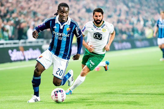 Djurgårdens Sam Johnson och Hammarbys Stefan Batan i en närkamp