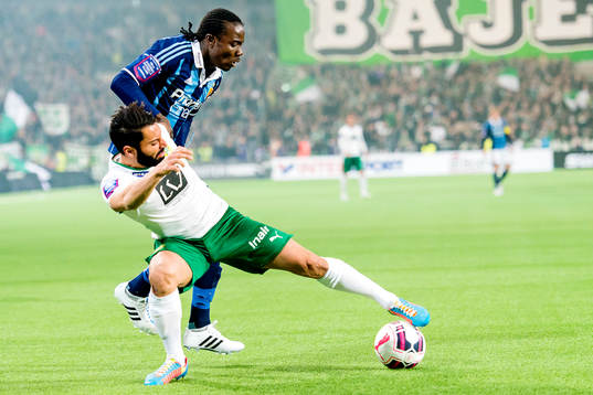 Djurgårdens Sam Johnson och Hammarbys Stefan Batan i en närkamp