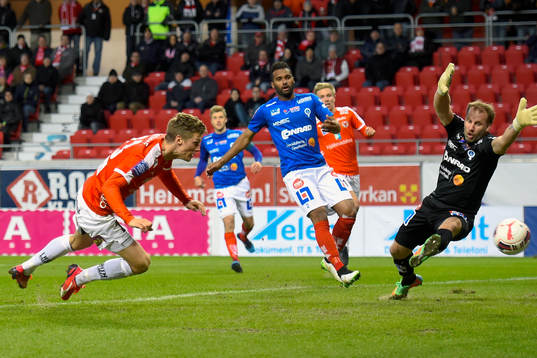 Kalmars Viktor Elm nickar in 2-1
