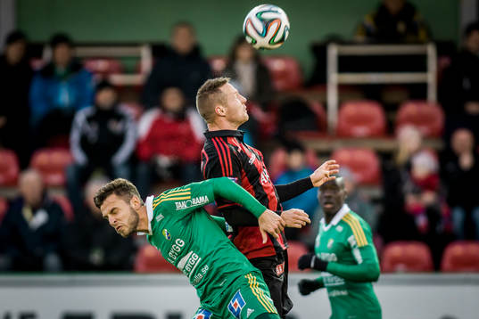 Brommapojkarnas Fredrik Stoor i nickduell med Ljungskiles Admir Bajrovic 