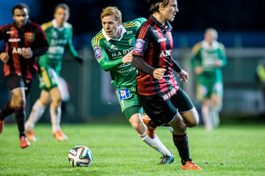 Ljungskiles Hampus Andersson  med bollen