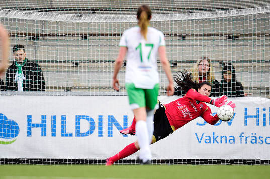Rosengårds målvakt Zecira Musovic räddar en straff av Hammarbys Katrin Schmidt