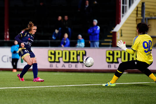 Rosengårds Marta Viera Da Silva gör 3-0 bakom Hammarbys målvakt Sofia Lundgren