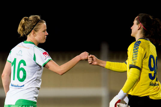 Hammarbys Katrin Schmidt och målvakt Sofia Lundgren