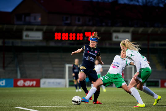 Rosengårds Kirsten Van De Ven och Hammarbys Katrin Schmidt