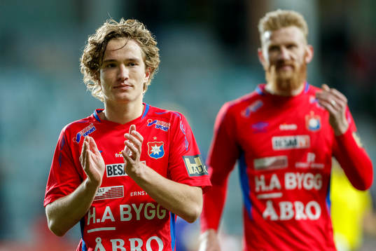 Örgrytes Jakob Lindström tackar publiken efter slutsignalen