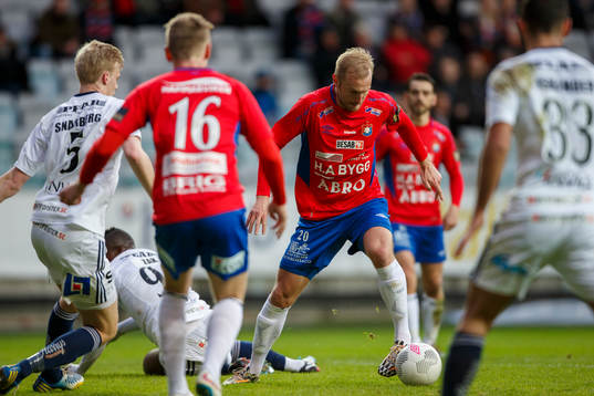 Örgrytes Niklas Klingberg med bollen