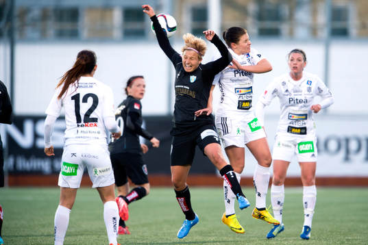 Göteborgs Lisa Ek i nickduell med Piteås Hanna Pettersson