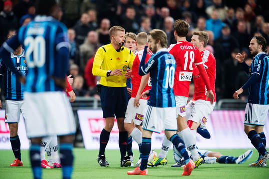 Stökigt framför domare Glenn Nyberg