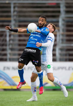 Halmstads Junes Barny i kamp om bollen med Gefles David