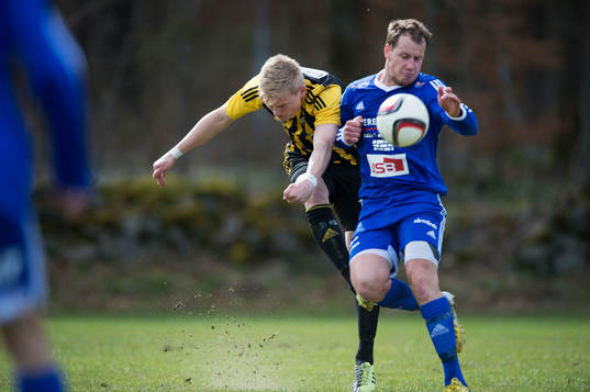 IFK Hässleholms Linus Svensson steget före Asarums Jimmie Svensson i matchen i division 2 mellan Asarum och IFK Hässleholm i Asarum 18 april 2015.