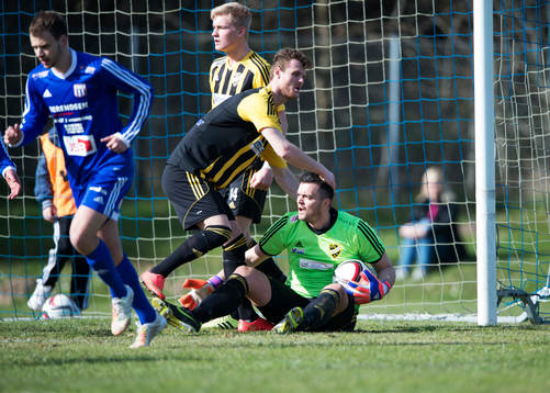 IFK Hässleholms Ekrem Dibrani tackar målvakt Krenar Ejupi i matchen i division 2 mellan Asarum och IFK Hässleholm i Asarum 18 april 2015.