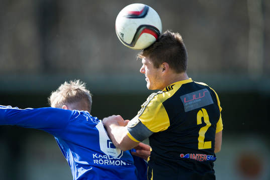 IFK Hässleholms Pontus Björnsson vinner nickduell i matchen i division 2 mellan Asarum och IFK Hässleholm i Asarum 18 april 2015.