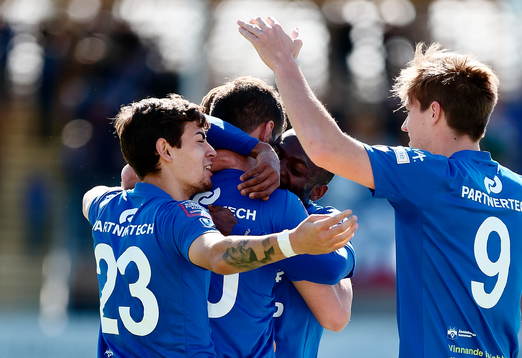 Åtvidabergs Mauricio Albornoz jublar med lagkamrater