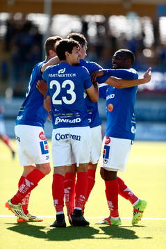 Åtvidabergs Mauricio Albornoz jublar med lagkamrater