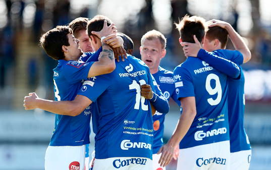 Åtvidabergs Mauricio Albornoz jublar med lagkamrater