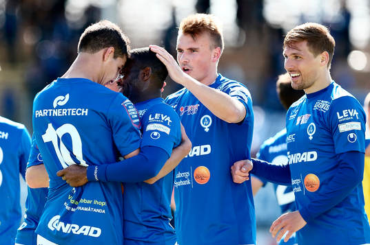 Åtvidabergs Mauricio Albornoz jublar med lagkamrater