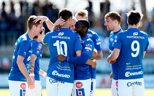 Åtvidabergs Mauricio Albornoz jublar med lagkamrater