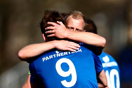 Åtvidabergs Kristian Bergström jublar och kramar om