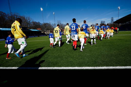 Spelarna tågar in till fotbollsmatchen i Allsvenskan mellan Åtvidaberg och Falkenberg den 19 april 2015 i Åtvidaberg.