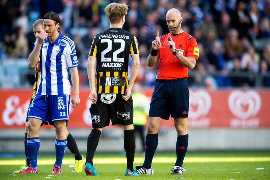 Domare Stefan Johannesson pratar med Häckens Samuel