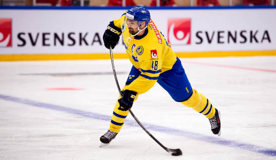 Sveriges Daniel Rahimi skjuter ett skott