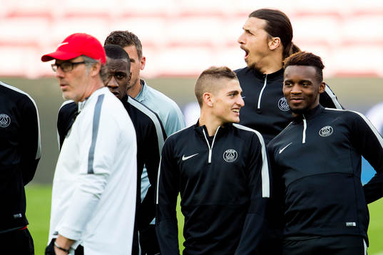 PSGs Zlatan Ibrahimovic mfl lyssnar på tränaren Laurent Blanc