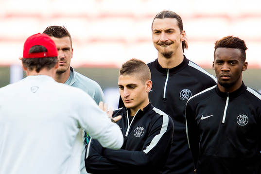 PSGs Zlatan Ibrahimovic mfl lyssnar på tränaren Laurent Blanc
