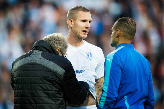 Malmö FFs målvakt Robin Olsen undersöks av läkare Pär Herbertsson och naprapat naprapat Wilner Registre