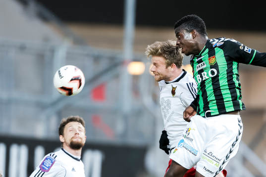 Östersunds Kujtim Bala och Gais Kieron Cadogan i en nickduell