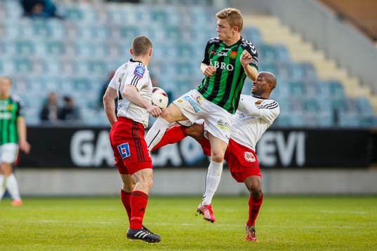 Gais Adam Eriksson i kamp om bollen med Östersunds James