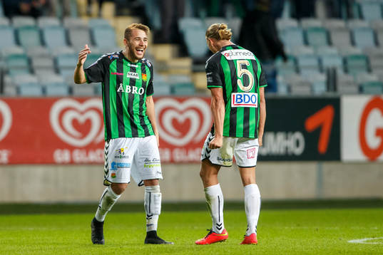 Gais Malkolm Moenza och Gais Emil Eliasson jublar
