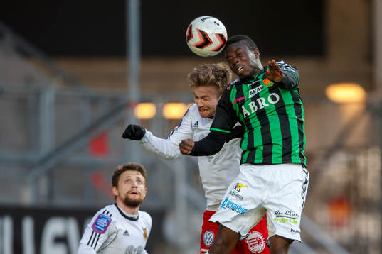 Östersunds Dennis Widegren och Gais Kieron Cadogan