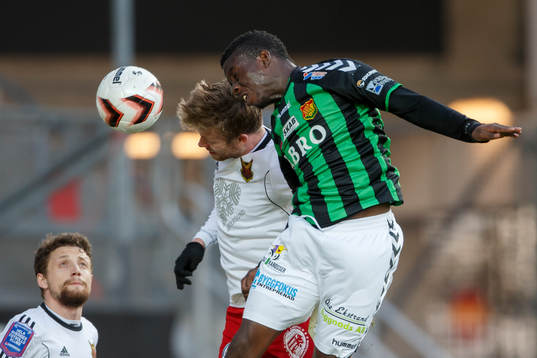 Östersunds Dennis Widegren och Gais Kieron Cadogan