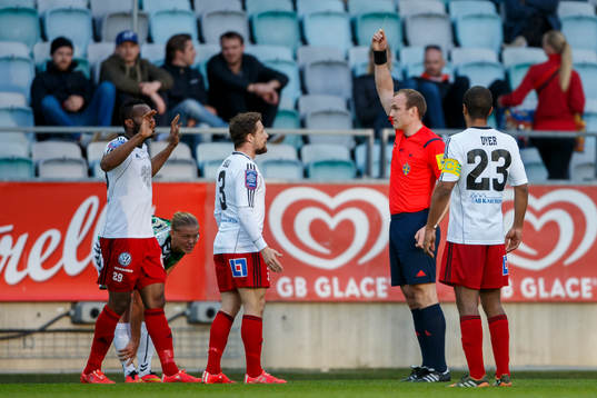 Östersunds Kujtim Bala får gult kort av domare Patrik Eriksson