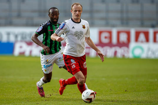 Östersunds Dragan Kapcevic jagas av Gais Reuben Ayarna