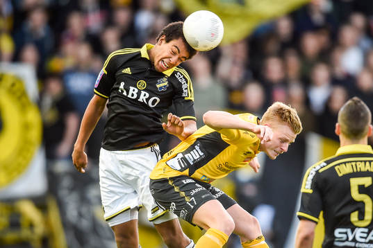s Noah Sonko Sundberg och Elfsborgs Per Frick i en nickduell under en fotbollsmatch i Allsvenskan mellan Elfsborg och AIK den 21 april 2015 i Borås.