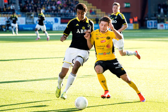 s Noah Sonko Sundberg i närkamp med Elfsborgs Arber Zeneli under en fotbollsmatch i Allsvenskan mellan Elfsborg och AIK den 21 april 2015 i Borås.