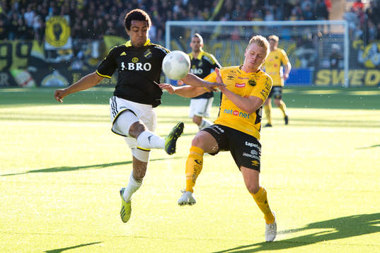 s Noah Sonko Sundberg i närkamp med Elfsborgs Per Frick under en fotbollsmatch i Allsvenskan mellan Elfsborg och AIK den 21 april 2015 i Borås.