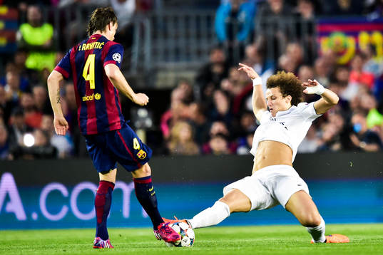 PSGs David Luiz fäller Barcelonas Ivan Rakitić